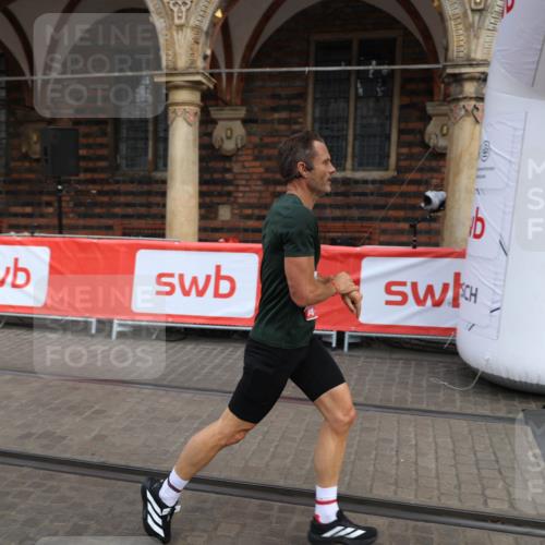 05.10.2025 - 20. swb-Marathon Bremen Yannick Fuchs http://msf.ph/oto/9275768 05.10.2025 12:37:13 Ziel 909 meine-sportfotos.de