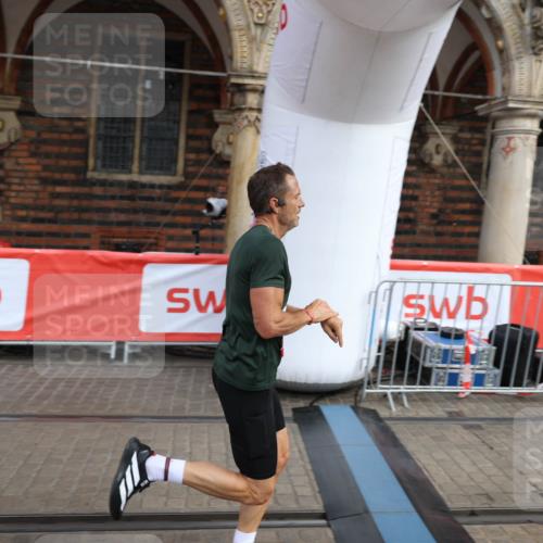 05.10.2025 - 20. swb-Marathon Bremen Yannick Fuchs http://msf.ph/oto/9275773 05.10.2025 12:37:13 Ziel 909 meine-sportfotos.de