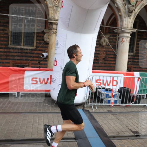 05.10.2025 - 20. swb-Marathon Bremen Yannick Fuchs http://msf.ph/oto/9275781 05.10.2025 12:37:13 Ziel 909 meine-sportfotos.de