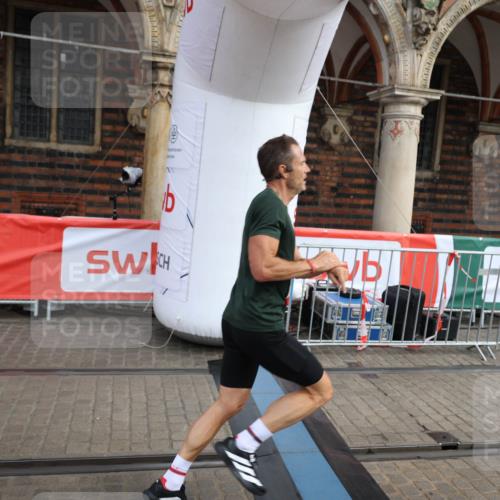 05.10.2025 - 20. swb-Marathon Bremen Yannick Fuchs http://msf.ph/oto/9275795 05.10.2025 12:37:13 Ziel 909 meine-sportfotos.de