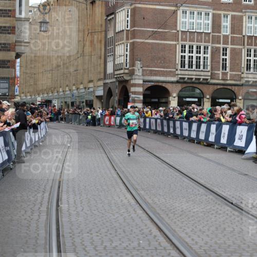 05.10.2025 - 20. swb-Marathon Bremen Yannick Fuchs http://msf.ph/oto/9275803 05.10.2025 12:37:16 Ziel 909 meine-sportfotos.de