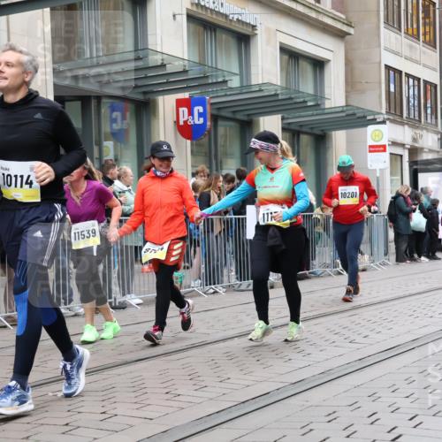 05.10.2025 - 20. swb-Marathon Bremen Strokosch-Dieckow http://msf.ph/oto/9275808 05.10.2025 11:13:51 Ziel 9012, 9342, 9380, 9631, 9695, 9724, 9818, 9819, 10000, 10036, 10114, 10115, 10201, 10491, 10512, 10721, 10832, 11036, 11135, 11539, 11541, 11548, 11555, 9012, 9342, 9380, 9631, 9695, 9724, 9818, 9819, 10000, 10036, 10114, 10115, 10201, 10491, 10512, 10721, 10832, 11036, 11135, 11539, 11541, 11548, 11555 meine-sportfotos.de