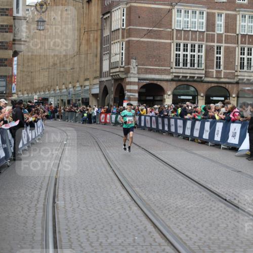 05.10.2025 - 20. swb-Marathon Bremen Yannick Fuchs http://msf.ph/oto/9275814 05.10.2025 12:37:16 Ziel 909 meine-sportfotos.de