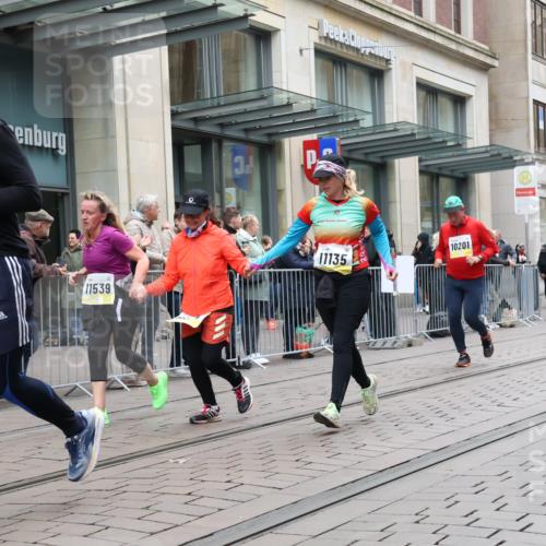 05.10.2025 - 20. swb-Marathon Bremen Strokosch-Dieckow http://msf.ph/oto/9275820 05.10.2025 11:13:52 Ziel 9012, 9342, 9380, 9695, 9724, 9818, 9819, 10036, 10114, 10115, 10201, 10491, 10512, 10721, 10832, 11036, 11135, 11539, 11548, 11555, 9012, 9342, 9380, 9695, 9724, 9818, 9819, 10036, 10114, 10115, 10201, 10491, 10512, 10721, 10832, 11036, 11135, 11539, 11548, 11555 meine-sportfotos.de