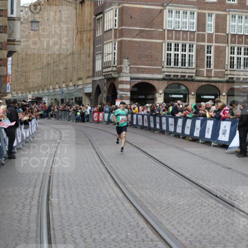 05.10.2025 - 20. swb-Marathon Bremen Yannick Fuchs http://msf.ph/oto/9275821 05.10.2025 12:37:16 Ziel 909 meine-sportfotos.de