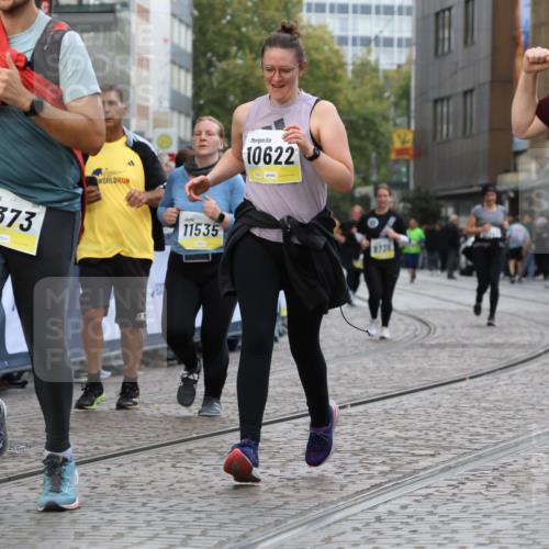 05.10.2025 - 20. swb-Marathon Bremen Strokosch-Dieckow http://msf.ph/oto/9275829 05.10.2025 11:12:17 Ziel 9373, 9374, 9911, 10622, 10899, 11085, 11535 meine-sportfotos.de