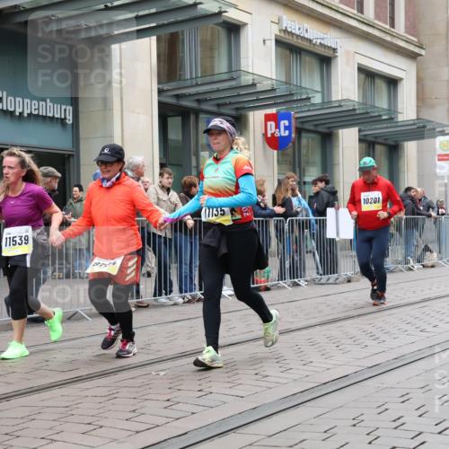 05.10.2025 - 20. swb-Marathon Bremen Strokosch-Dieckow http://msf.ph/oto/9275834 05.10.2025 11:13:52 Ziel 9012, 9342, 9380, 9695, 9724, 9818, 9819, 10036, 10114, 10115, 10201, 10491, 10512, 10721, 10832, 11036, 11135, 11539, 11548, 11555, 9012, 9342, 9380, 9695, 9724, 9818, 9819, 10036, 10114, 10115, 10201, 10491, 10512, 10721, 10832, 11036, 11135, 11539, 11548, 11555 meine-sportfotos.de