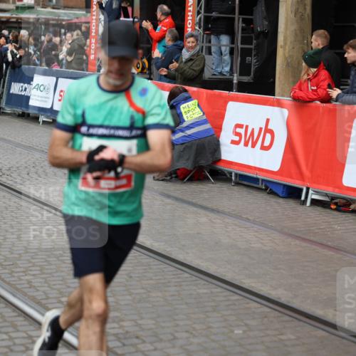 05.10.2025 - 20. swb-Marathon Bremen Yannick Fuchs http://msf.ph/oto/9275842 05.10.2025 12:37:21 Ziel 953 meine-sportfotos.de