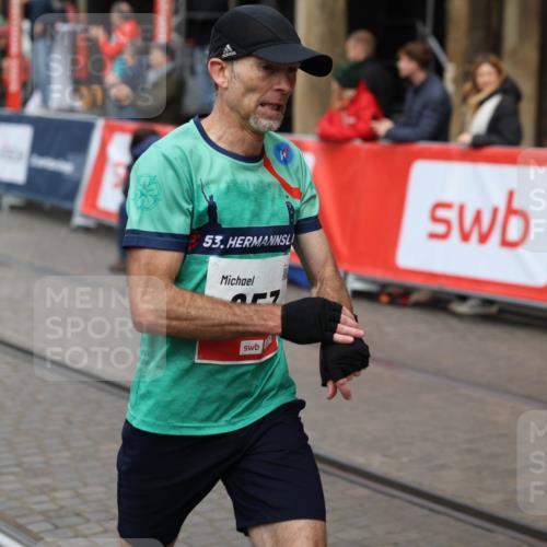 05.10.2025 - 20. swb-Marathon Bremen Yannick Fuchs http://msf.ph/oto/9275852 05.10.2025 12:37:21 Ziel 953 meine-sportfotos.de