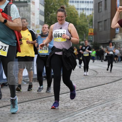 05.10.2025 - 20. swb-Marathon Bremen Strokosch-Dieckow http://msf.ph/oto/9275855 05.10.2025 11:12:17 Ziel 9373, 9374, 9911, 10622, 10899, 11085, 11535 meine-sportfotos.de