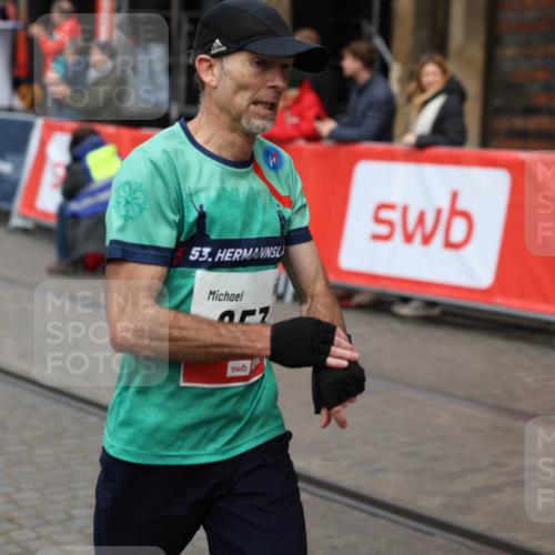 05.10.2025 - 20. swb-Marathon Bremen Yannick Fuchs http://msf.ph/oto/9275862 05.10.2025 12:37:21 Ziel 953 meine-sportfotos.de