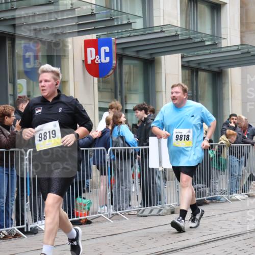 05.10.2025 - 20. swb-Marathon Bremen Strokosch-Dieckow http://msf.ph/oto/9275868 05.10.2025 11:13:55 Ziel 9012, 9380, 9695, 9724, 9756, 9818, 9819, 10114, 10115, 10201, 10491, 10832, 11036, 11135, 11539, 11555, 9012, 9380, 9695, 9724, 9756, 9818, 9819, 10114, 10115, 10201, 10491, 10832, 11036, 11135, 11539, 11555 meine-sportfotos.de