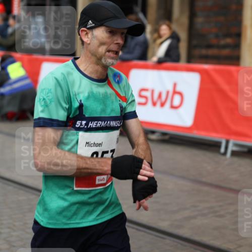05.10.2025 - 20. swb-Marathon Bremen Yannick Fuchs http://msf.ph/oto/9275870 05.10.2025 12:37:21 Ziel 953 meine-sportfotos.de