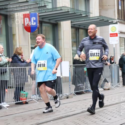 05.10.2025 - 20. swb-Marathon Bremen Strokosch-Dieckow http://msf.ph/oto/9275885 05.10.2025 11:13:56 Ziel 9380, 9695, 9724, 9756, 9818, 9819, 10114, 10115, 10201, 10491, 10832, 11036, 11135, 11539, 11555, 9380, 9695, 9724, 9756, 9818, 9819, 10114, 10115, 10201, 10491, 10832, 11036, 11135, 11539, 11555 meine-sportfotos.de