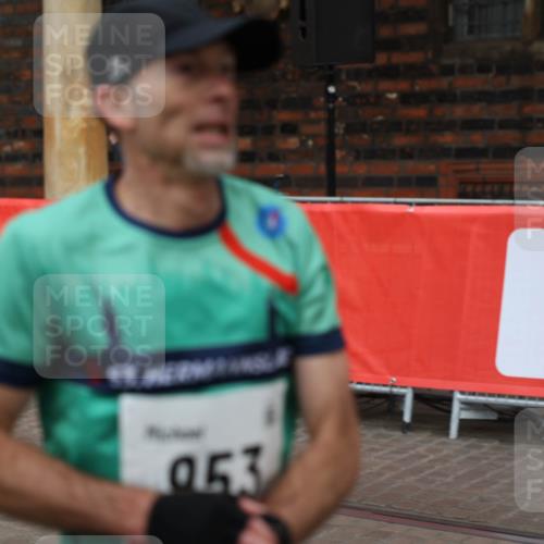 05.10.2025 - 20. swb-Marathon Bremen Yannick Fuchs http://msf.ph/oto/9275890 05.10.2025 12:37:21 Ziel 953 meine-sportfotos.de