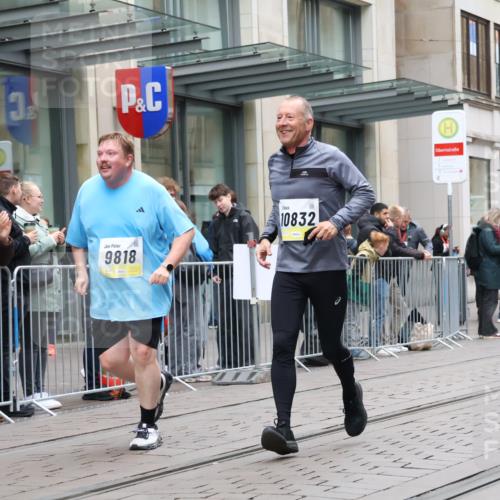 05.10.2025 - 20. swb-Marathon Bremen Strokosch-Dieckow http://msf.ph/oto/9275895 05.10.2025 11:13:56 Ziel 9380, 9695, 9724, 9756, 9818, 9819, 10114, 10115, 10201, 10491, 10832, 11036, 11135, 11539, 11555, 9380, 9695, 9724, 9756, 9818, 9819, 10114, 10115, 10201, 10491, 10832, 11036, 11135, 11539, 11555 meine-sportfotos.de