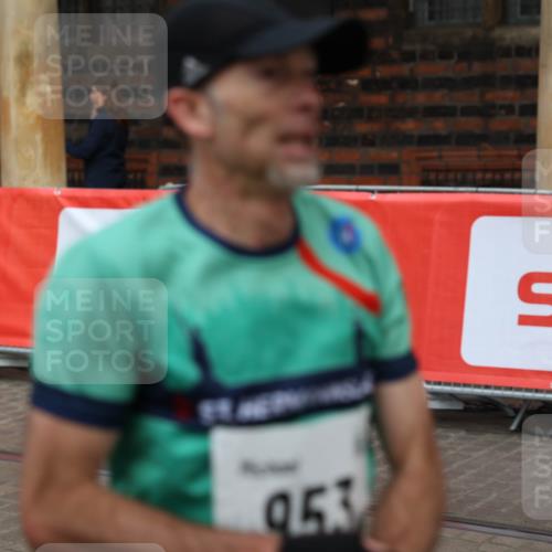 05.10.2025 - 20. swb-Marathon Bremen Yannick Fuchs http://msf.ph/oto/9275902 05.10.2025 12:37:21 Ziel 953 meine-sportfotos.de