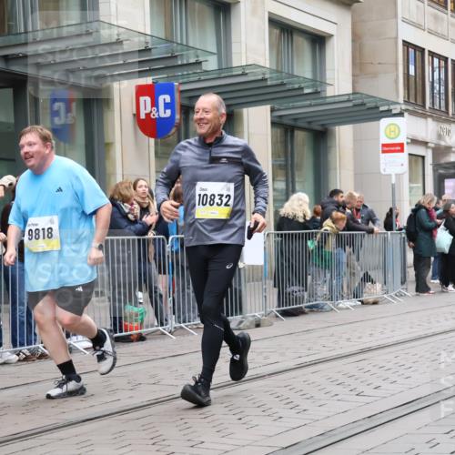 05.10.2025 - 20. swb-Marathon Bremen Strokosch-Dieckow http://msf.ph/oto/9275905 05.10.2025 11:13:57 Ziel 9380, 9695, 9724, 9756, 9818, 9819, 10114, 10115, 10201, 10491, 10832, 11036, 11135, 11539, 11555, 9380, 9695, 9724, 9756, 9818, 9819, 10114, 10115, 10201, 10491, 10832, 11036, 11135, 11539, 11555 meine-sportfotos.de