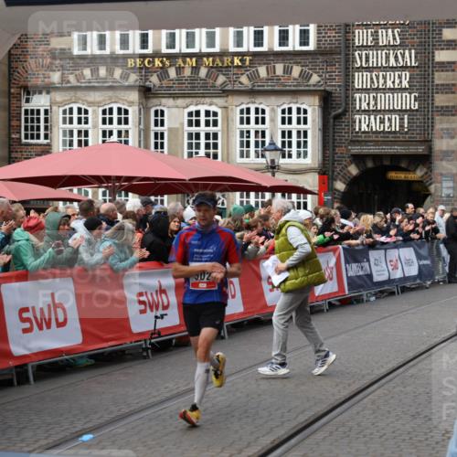 05.10.2025 - 20. swb-Marathon Bremen Yannick Fuchs http://msf.ph/oto/9275907 05.10.2025 12:37:32 Ziel 302 meine-sportfotos.de