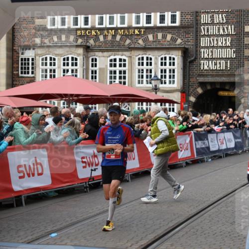 05.10.2025 - 20. swb-Marathon Bremen Yannick Fuchs http://msf.ph/oto/9275919 05.10.2025 12:37:32 Ziel 302 meine-sportfotos.de