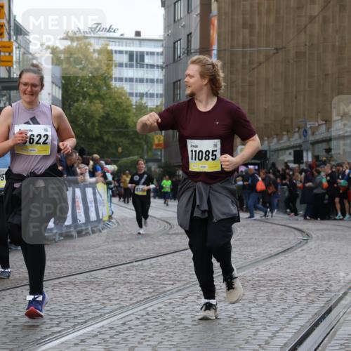 05.10.2025 - 20. swb-Marathon Bremen Strokosch-Dieckow http://msf.ph/oto/9275925 05.10.2025 11:12:18 Ziel 9373, 9374, 10622, 10899, 11085, 11535 meine-sportfotos.de