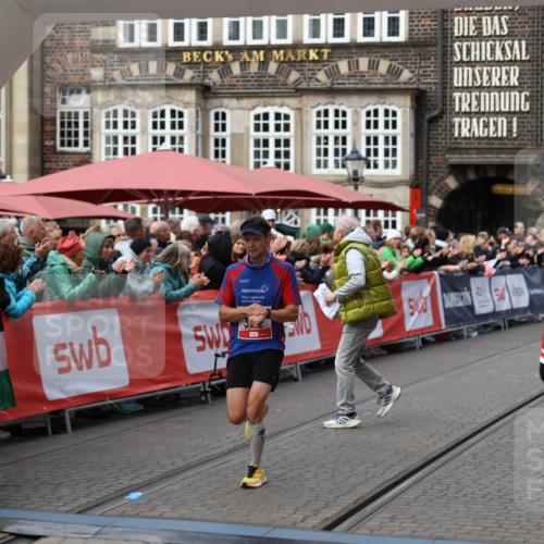 05.10.2025 - 20. swb-Marathon Bremen Yannick Fuchs http://msf.ph/oto/9275927 05.10.2025 12:37:32 Ziel 302 meine-sportfotos.de