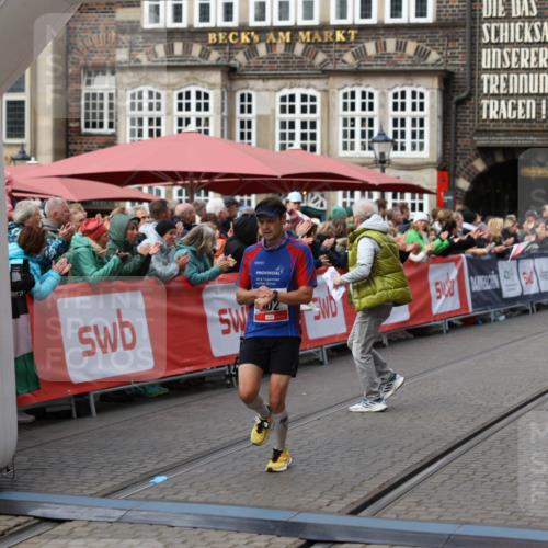 05.10.2025 - 20. swb-Marathon Bremen Yannick Fuchs http://msf.ph/oto/9275938 05.10.2025 12:37:33 Ziel 302 meine-sportfotos.de