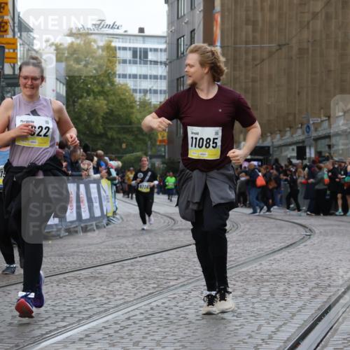 05.10.2025 - 20. swb-Marathon Bremen Strokosch-Dieckow http://msf.ph/oto/9275949 05.10.2025 11:12:18 Ziel 9373, 9374, 10622, 10899, 11085, 11535 meine-sportfotos.de