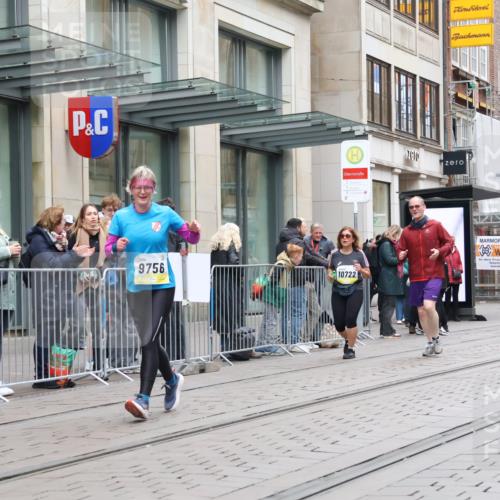 05.10.2025 - 20. swb-Marathon Bremen Strokosch-Dieckow http://msf.ph/oto/9275950 05.10.2025 11:14:01 Ziel 9695, 9724, 9756, 9818, 9819, 10114, 10115, 10201, 10292, 10832, 11036, 11072, 11135, 11139, 11539, 11555, 9695, 9724, 9756, 9818, 9819, 10114, 10115, 10201, 10292, 10832, 11036, 11072, 11135, 11139, 11539, 11555 meine-sportfotos.de