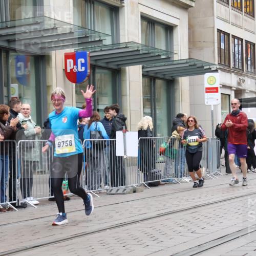 05.10.2025 - 20. swb-Marathon Bremen Strokosch-Dieckow http://msf.ph/oto/9275962 05.10.2025 11:14:01 Ziel 9695, 9724, 9756, 9818, 9819, 10114, 10115, 10201, 10292, 10832, 11036, 11072, 11135, 11139, 11539, 11555, 9695, 9724, 9756, 9818, 9819, 10114, 10115, 10201, 10292, 10832, 11036, 11072, 11135, 11139, 11539, 11555 meine-sportfotos.de