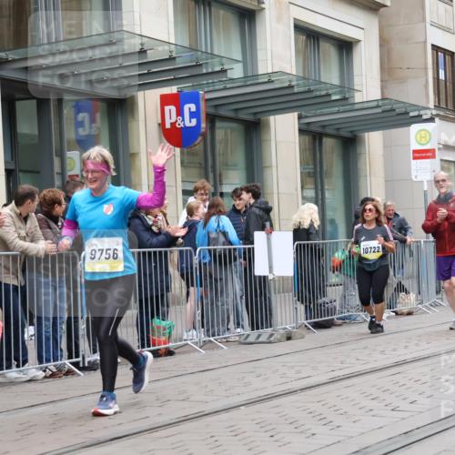 05.10.2025 - 20. swb-Marathon Bremen Strokosch-Dieckow http://msf.ph/oto/9275980 05.10.2025 11:14:02 Ziel 9695, 9724, 9756, 9818, 9819, 10114, 10115, 10201, 10292, 10832, 11036, 11072, 11135, 11139, 11539, 11555, 9695, 9724, 9756, 9818, 9819, 10114, 10115, 10201, 10292, 10832, 11036, 11072, 11135, 11139, 11539, 11555 meine-sportfotos.de