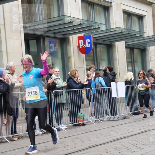 05.10.2025 - 20. swb-Marathon Bremen Strokosch-Dieckow http://msf.ph/oto/9275994 05.10.2025 11:14:02 Ziel 9695, 9724, 9756, 9818, 9819, 10114, 10115, 10201, 10292, 10832, 11036, 11072, 11135, 11139, 11539, 11555, 9695, 9724, 9756, 9818, 9819, 10114, 10115, 10201, 10292, 10832, 11036, 11072, 11135, 11139, 11539, 11555 meine-sportfotos.de