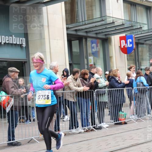 05.10.2025 - 20. swb-Marathon Bremen Strokosch-Dieckow http://msf.ph/oto/9276009 05.10.2025 11:14:02 Ziel 9695, 9724, 9756, 9818, 9819, 10114, 10115, 10201, 10292, 10832, 11036, 11072, 11135, 11139, 11539, 11555, 9695, 9724, 9756, 9818, 9819, 10114, 10115, 10201, 10292, 10832, 11036, 11072, 11135, 11139, 11539, 11555 meine-sportfotos.de