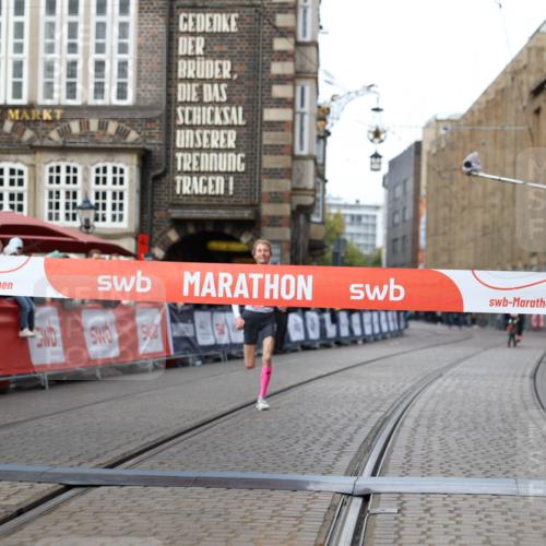 05.10.2025 - 20. swb-Marathon Bremen Yannick Fuchs http://msf.ph/oto/9276016 05.10.2025 12:37:36 Ziel 302, 1101 meine-sportfotos.de