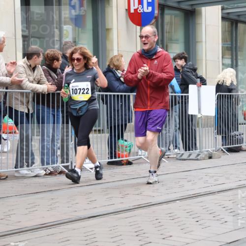05.10.2025 - 20. swb-Marathon Bremen Strokosch-Dieckow http://msf.ph/oto/9276033 05.10.2025 11:14:04 Ziel 9695, 9724, 9756, 9818, 9819, 10114, 10115, 10201, 10292, 10722, 10832, 11072, 11135, 11139, 11473, 11539, 11555, 9695, 9724, 9756, 9818, 9819, 10114, 10115, 10201, 10292, 10722, 10832, 11072, 11135, 11139, 11473, 11539, 11555 meine-sportfotos.de