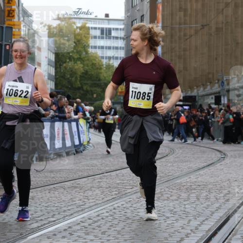 05.10.2025 - 20. swb-Marathon Bremen Strokosch-Dieckow http://msf.ph/oto/9276042 05.10.2025 11:12:18 Ziel 9373, 9374, 10622, 10899, 11085, 11535 meine-sportfotos.de