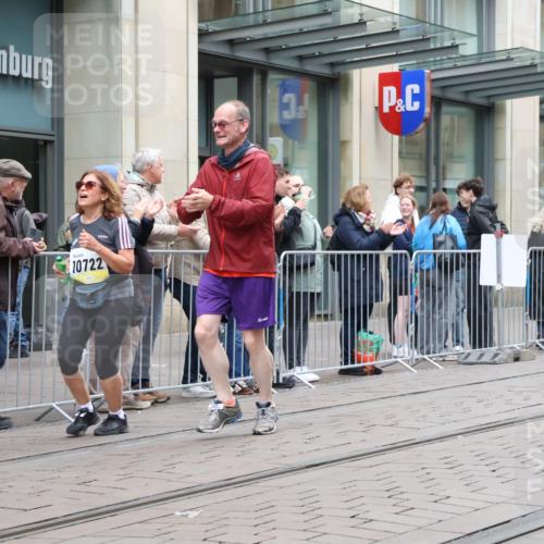 05.10.2025 - 20. swb-Marathon Bremen Strokosch-Dieckow http://msf.ph/oto/9276069 05.10.2025 11:14:05 Ziel 9695, 9724, 9756, 9818, 9819, 9861, 9970, 10114, 10115, 10201, 10292, 10722, 10832, 11072, 11135, 11139, 11473, 11539, 11555, 9695, 9724, 9756, 9818, 9819, 9861, 9970, 10114, 10115, 10201, 10292, 10722, 10832, 11072, 11135, 11139, 11473, 11539, 11555 meine-sportfotos.de