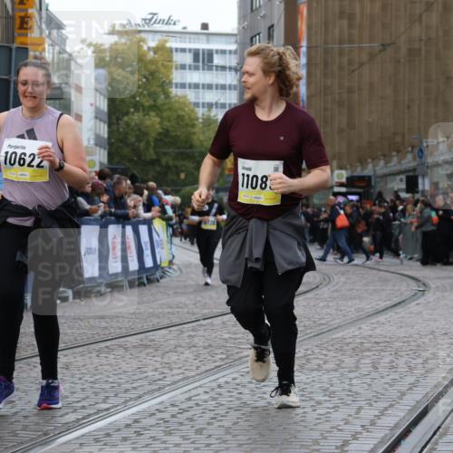 05.10.2025 - 20. swb-Marathon Bremen Strokosch-Dieckow http://msf.ph/oto/9276072 05.10.2025 11:12:18 Ziel 9373, 9374, 10622, 10899, 11085, 11535 meine-sportfotos.de