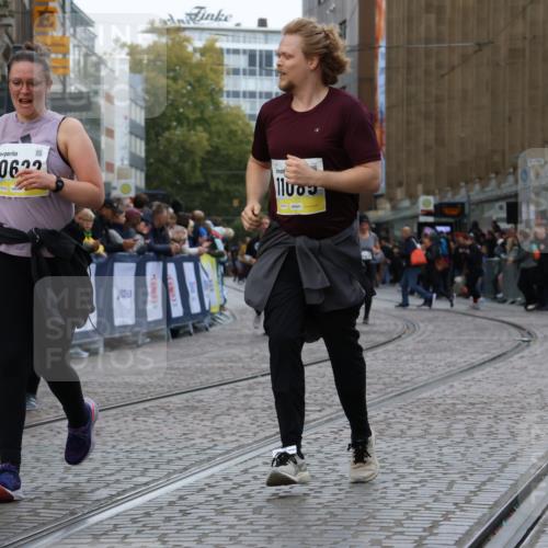 05.10.2025 - 20. swb-Marathon Bremen Strokosch-Dieckow http://msf.ph/oto/9276119 05.10.2025 11:12:18 Ziel 9373, 9374, 10622, 10899, 11085, 11535 meine-sportfotos.de