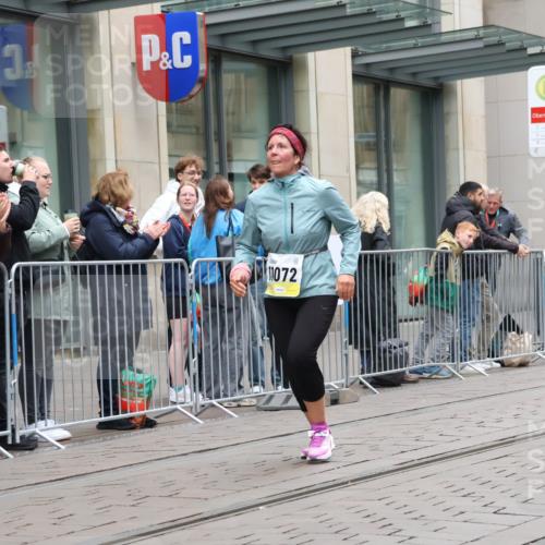 05.10.2025 - 20. swb-Marathon Bremen Strokosch-Dieckow http://msf.ph/oto/9276121 05.10.2025 11:14:07 Ziel 9695, 9724, 9756, 9818, 9819, 9861, 9970, 10114, 10115, 10201, 10292, 10722, 10832, 11072, 11135, 11139, 11473, 11539, 11555, 9695, 9724, 9756, 9818, 9819, 9861, 9970, 10114, 10115, 10201, 10292, 10722, 10832, 11072, 11135, 11139, 11473, 11539, 11555 meine-sportfotos.de