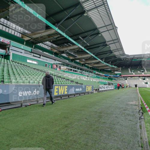 05.10.2025 - 20. swb-Marathon Bremen Michael Burmester http://msf.ph/oto/9276128 05.10.2025 10:19:16 Laufen im Stadion 9320, 9996, 10247, 10894, 11130, 11730, 9280 meine-sportfotos.de