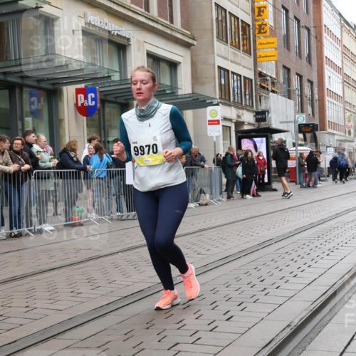 05.10.2025 - 20. swb-Marathon Bremen Strokosch-Dieckow http://msf.ph/oto/9276192 05.10.2025 11:14:12 Ziel 9756, 9818, 9819, 9861, 9970, 10201, 10292, 10722, 10832, 11072, 11139, 11473, 9756, 9818, 9819, 9861, 9970, 10201, 10292, 10722, 10832, 11072, 11139, 11473 meine-sportfotos.de