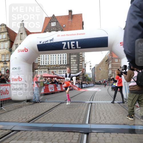 05.10.2025 - 20. swb-Marathon Bremen Yannick Fuchs http://msf.ph/oto/9276193 05.10.2025 12:37:38 Ziel 302, 1101 meine-sportfotos.de