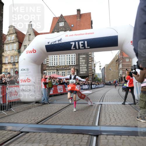 05.10.2025 - 20. swb-Marathon Bremen Yannick Fuchs http://msf.ph/oto/9276213 05.10.2025 12:37:38 Ziel 302, 1101 meine-sportfotos.de