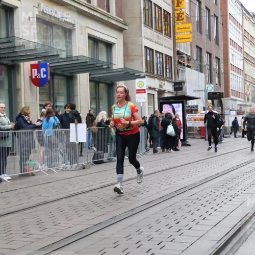 05.10.2025 - 20. swb-Marathon Bremen Strokosch-Dieckow http://msf.ph/oto/9276216 05.10.2025 11:14:18 Ziel 9756, 9861, 9970, 10292, 10602, 10722, 11072, 11139, 11448, 11473, 11557, 9756, 9861, 9970, 10292, 10602, 10722, 11072, 11139, 11448, 11473, 11557 meine-sportfotos.de