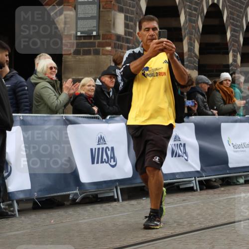 05.10.2025 - 20. swb-Marathon Bremen Strokosch-Dieckow http://msf.ph/oto/9276221 05.10.2025 11:12:23 Ziel 9373, 9374, 10282, 10899, 11535 meine-sportfotos.de