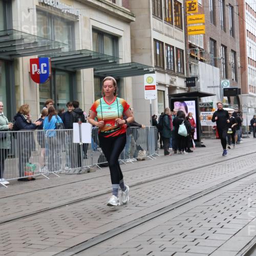 05.10.2025 - 20. swb-Marathon Bremen Strokosch-Dieckow http://msf.ph/oto/9276228 05.10.2025 11:14:18 Ziel 9756, 9861, 9970, 10292, 10602, 10722, 11072, 11139, 11448, 11473, 11557, 9756, 9861, 9970, 10292, 10602, 10722, 11072, 11139, 11448, 11473, 11557 meine-sportfotos.de