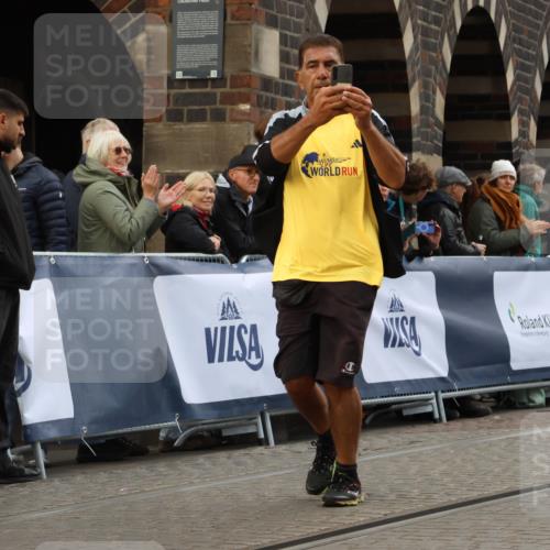 05.10.2025 - 20. swb-Marathon Bremen Strokosch-Dieckow http://msf.ph/oto/9276242 05.10.2025 11:12:23 Ziel 9373, 9374, 10282, 10899, 11535 meine-sportfotos.de
