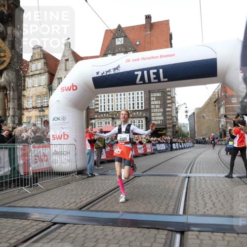 05.10.2025 - 20. swb-Marathon Bremen Yannick Fuchs http://msf.ph/oto/9276251 05.10.2025 12:37:39 Ziel 302, 1101 meine-sportfotos.de