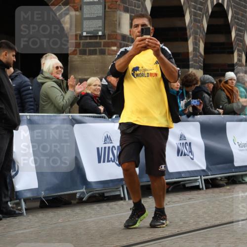 05.10.2025 - 20. swb-Marathon Bremen Strokosch-Dieckow http://msf.ph/oto/9276267 05.10.2025 11:12:23 Ziel 9373, 9374, 10282, 10899, 11535 meine-sportfotos.de